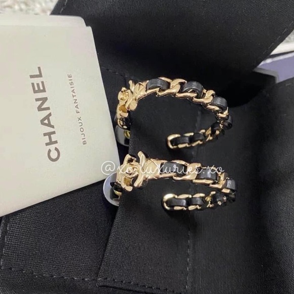 Authentic CHANEL New RECEIPT Turnlock Gold leather black hoop earrings rare GHW - Picture 3 of 10